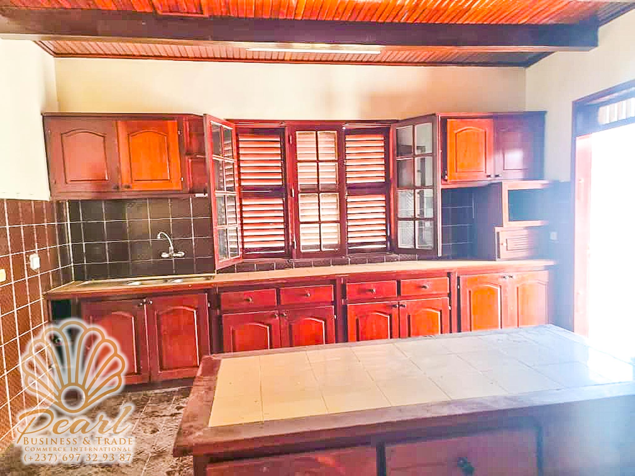 Maison (Duplex) à louer - Yaoundé, Bastos, Carrefour Bastos - 2 salon(s), 7 chambre(s), 6 salle(s) de bains - 1 500 000 FCFA / mois