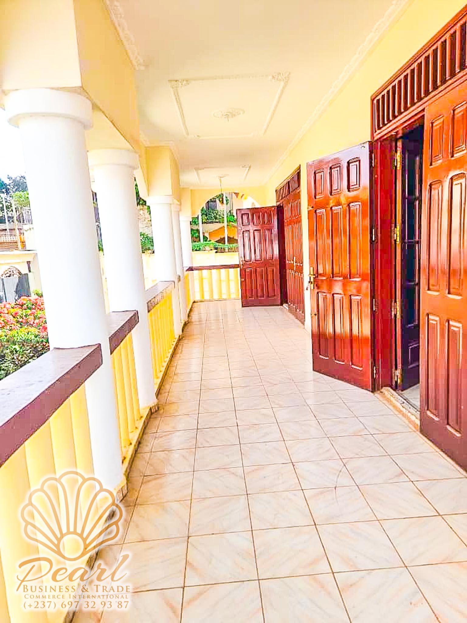 Maison (Duplex) à louer - Yaoundé, Bastos, Carrefour Bastos - 2 salon(s), 7 chambre(s), 6 salle(s) de bains - 1 500 000 FCFA / mois