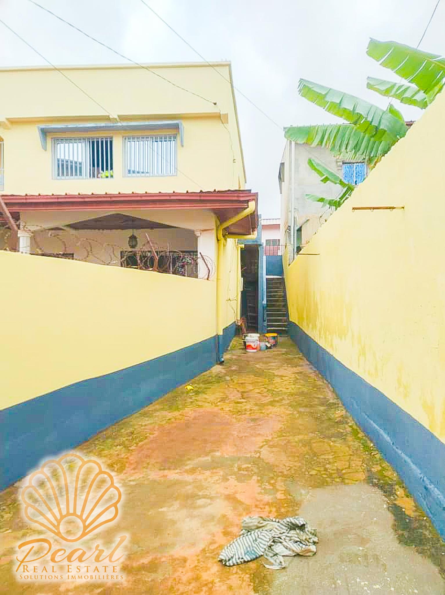 Apartment to rent - Yaoundé, Emombo, Essomba - 1 living room(s), 3 bedroom(s), 2 bathroom(s) - 150 000 FCFA / month