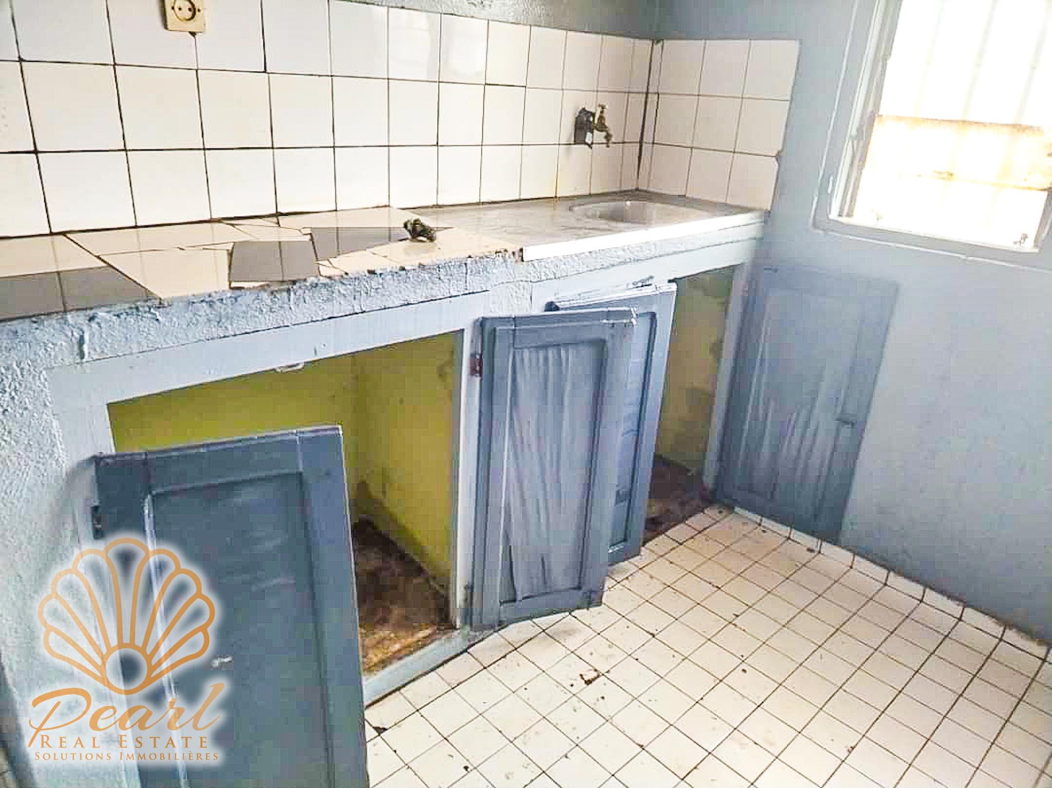 Apartment to rent - Yaoundé, Emombo, Essomba - 1 living room(s), 3 bedroom(s), 2 bathroom(s) - 150 000 FCFA / month