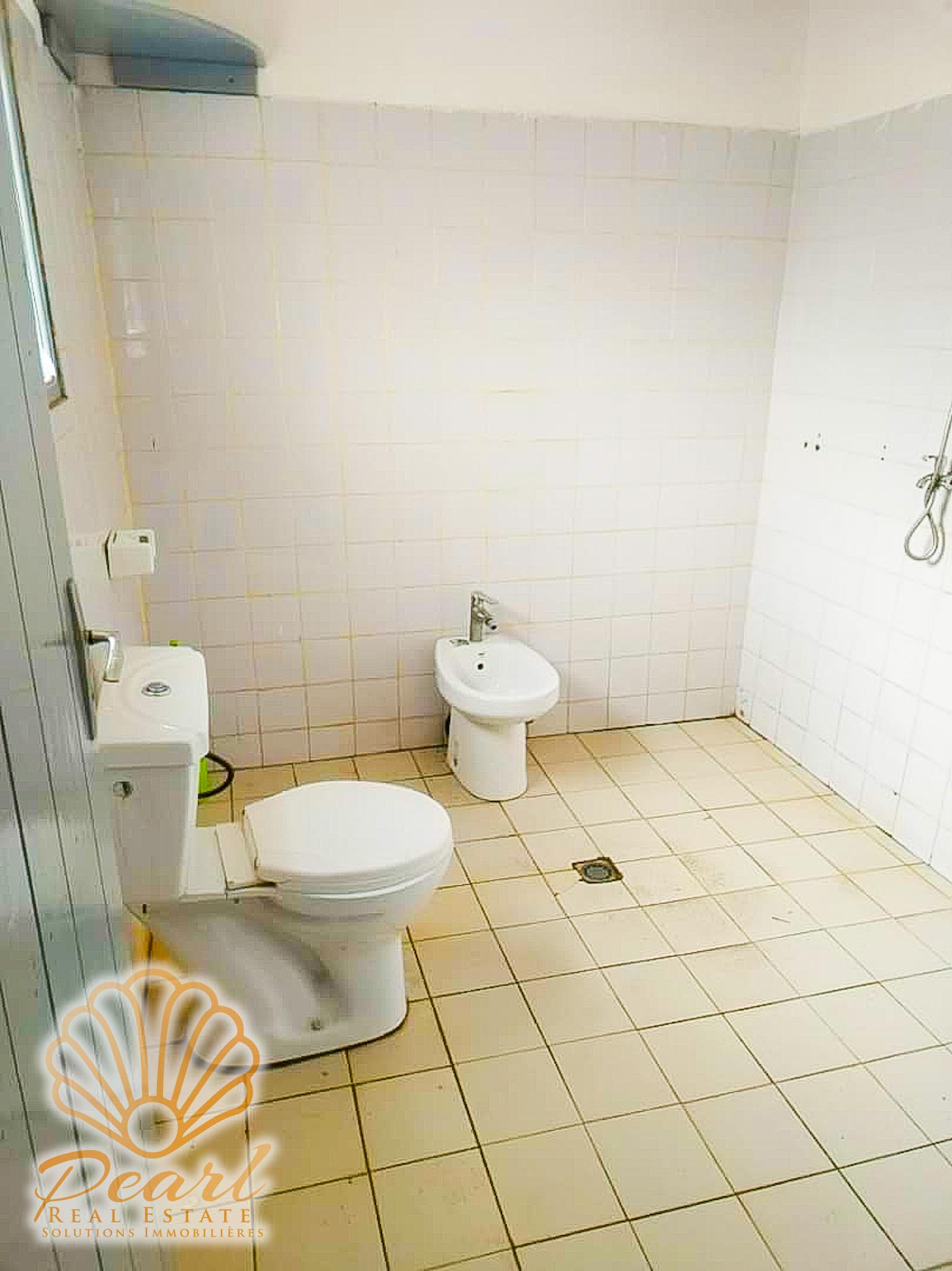 Apartment to rent - Yaoundé, Emombo, Essomba - 1 living room(s), 3 bedroom(s), 2 bathroom(s) - 150 000 FCFA / month