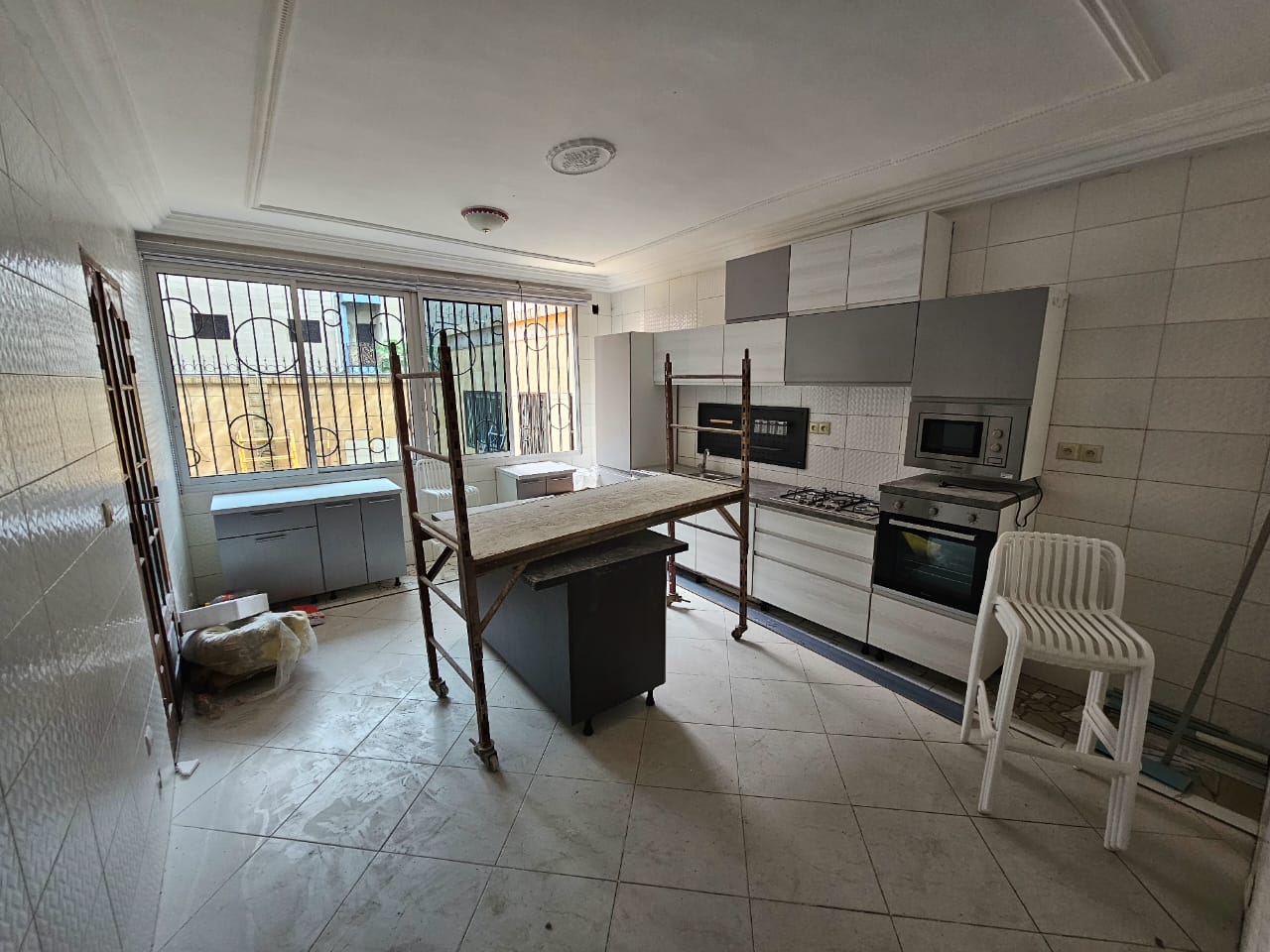 House (Duplex) for sale - Douala, Kotto, Très jolie duplex en cours de rénovation à vendre du cote de kotto après carrefour des immeubles - 2 living room(s), 5 bedroom(s), 5 bathroom(s) - 320 000 000 FCFA / month