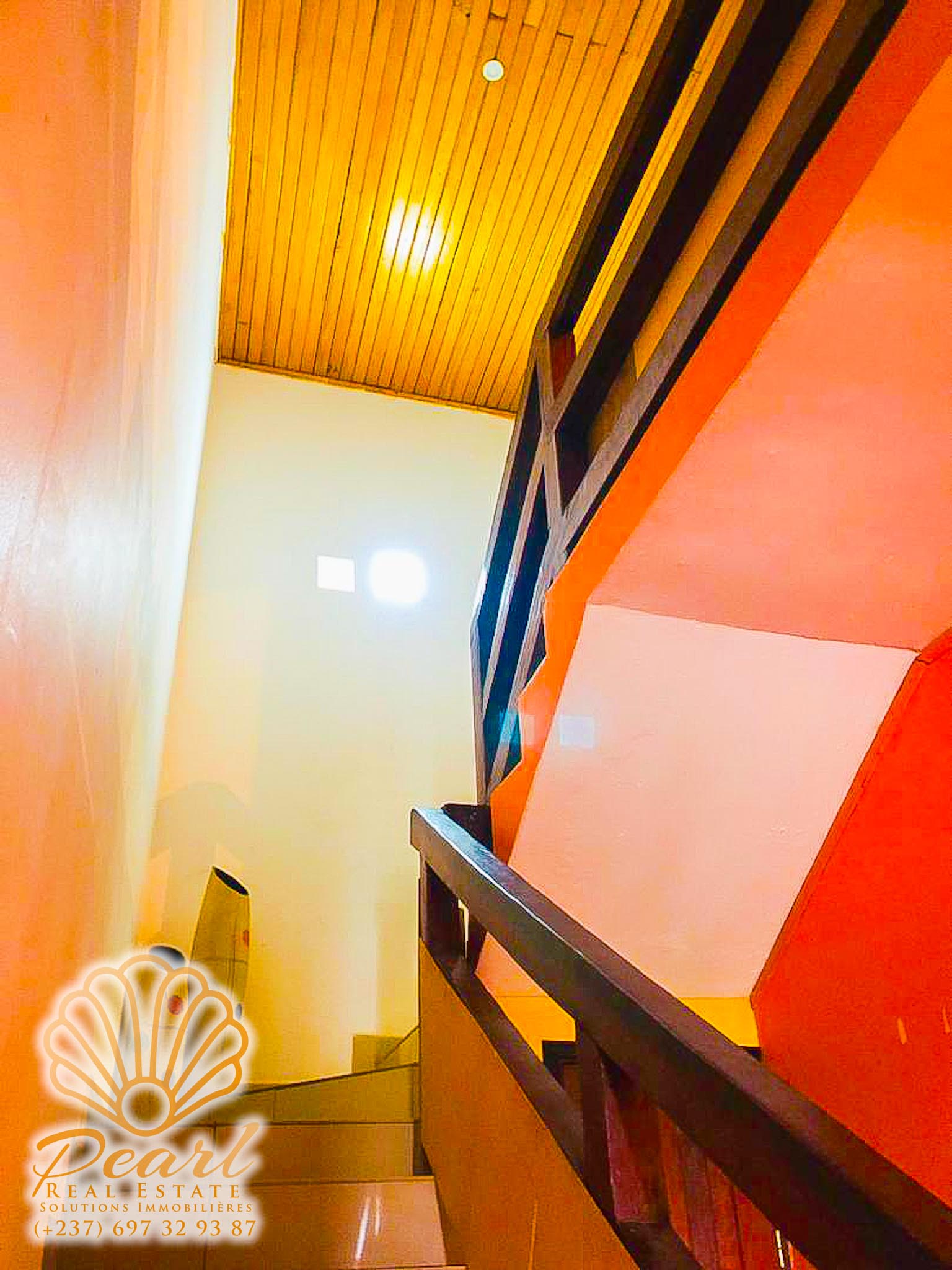 Maison (Duplex) à louer - Yaoundé, Bastos, Ambassade de Chine - 3 salon(s), 5 chambre(s), 5 salle(s) de bains - 1 000 000 FCFA / mois