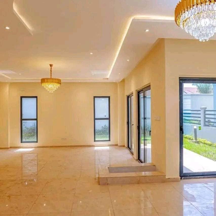 Maison (Duplex) à vendre - Yaoundé, Etoa-Meki, maelli - 2 salon(s), 4 chambre(s), 5 salle(s) de bains - 220 000 000 FCFA