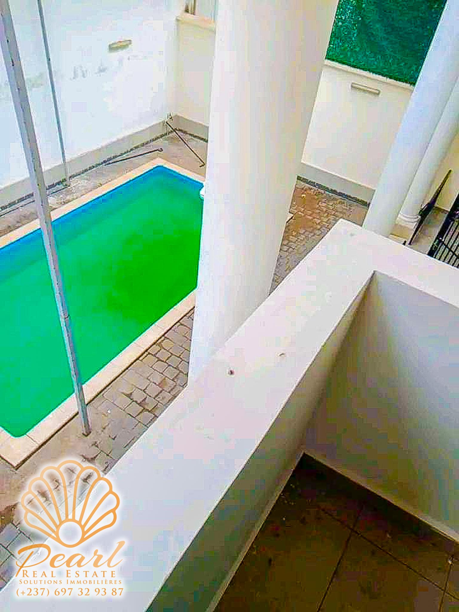 Maison (Duplex) à louer - Yaoundé, Bastos, Golf - 3 salon(s), 4 chambre(s), 4 salle(s) de bains - 3 000 000 FCFA / mois