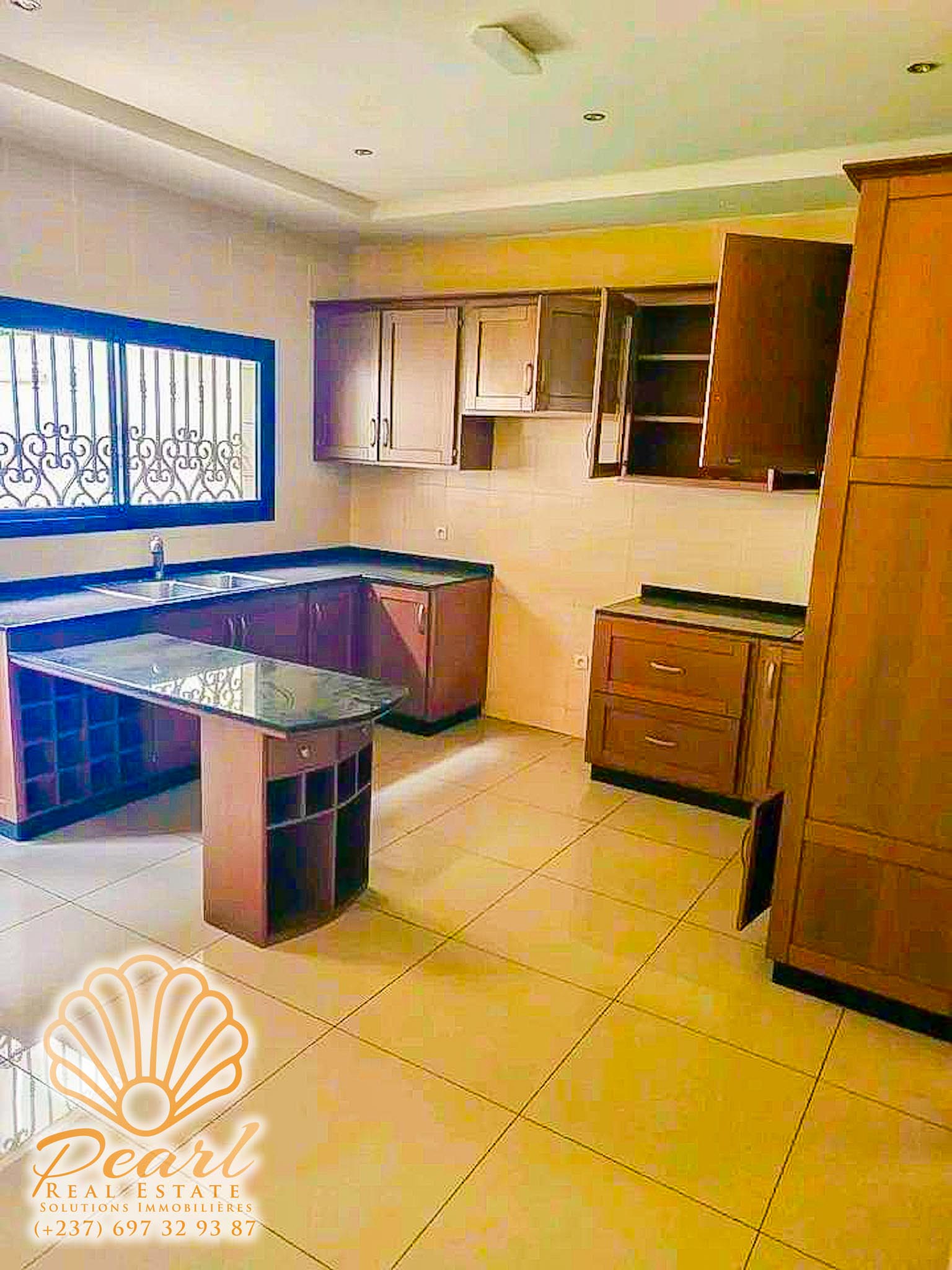 Maison (Duplex) à louer - Yaoundé, Bastos, Golf - 3 salon(s), 4 chambre(s), 4 salle(s) de bains - 3 000 000 FCFA / mois