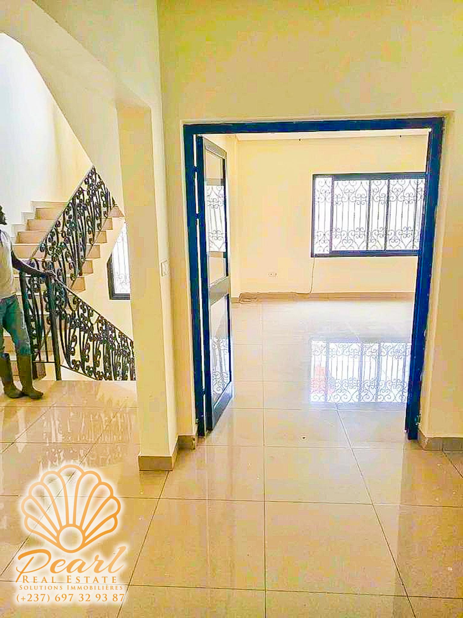 Maison (Duplex) à louer - Yaoundé, Bastos, Golf - 3 salon(s), 4 chambre(s), 4 salle(s) de bains - 3 000 000 FCFA / mois