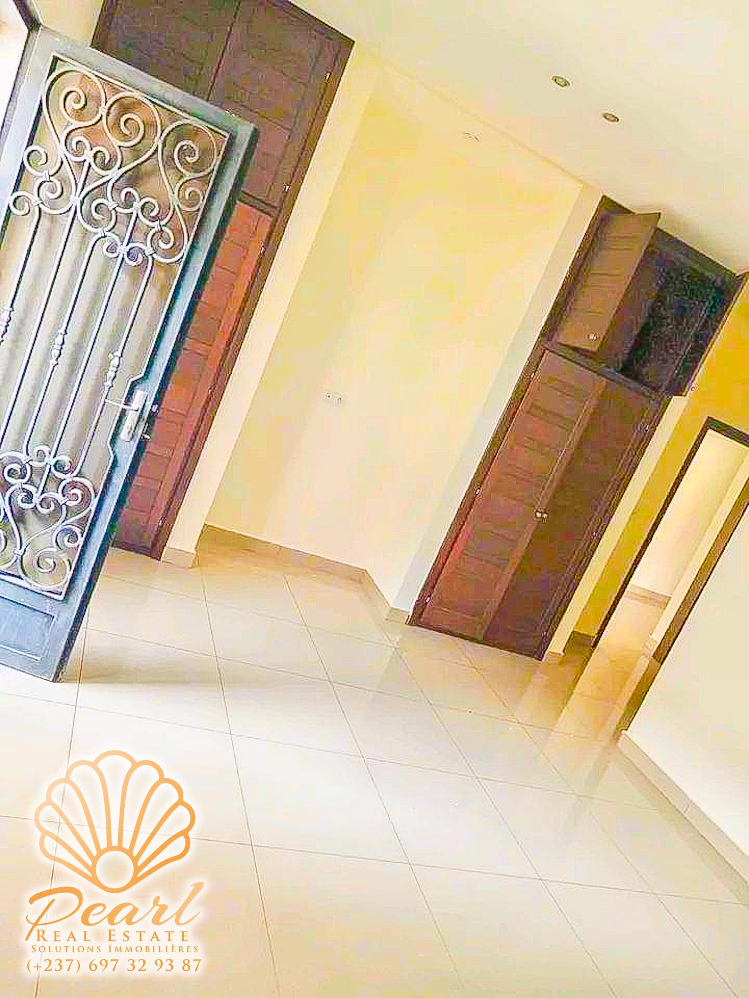 Maison (Duplex) à louer - Yaoundé, Bastos, Golf - 3 salon(s), 4 chambre(s), 4 salle(s) de bains - 3 000 000 FCFA / mois
