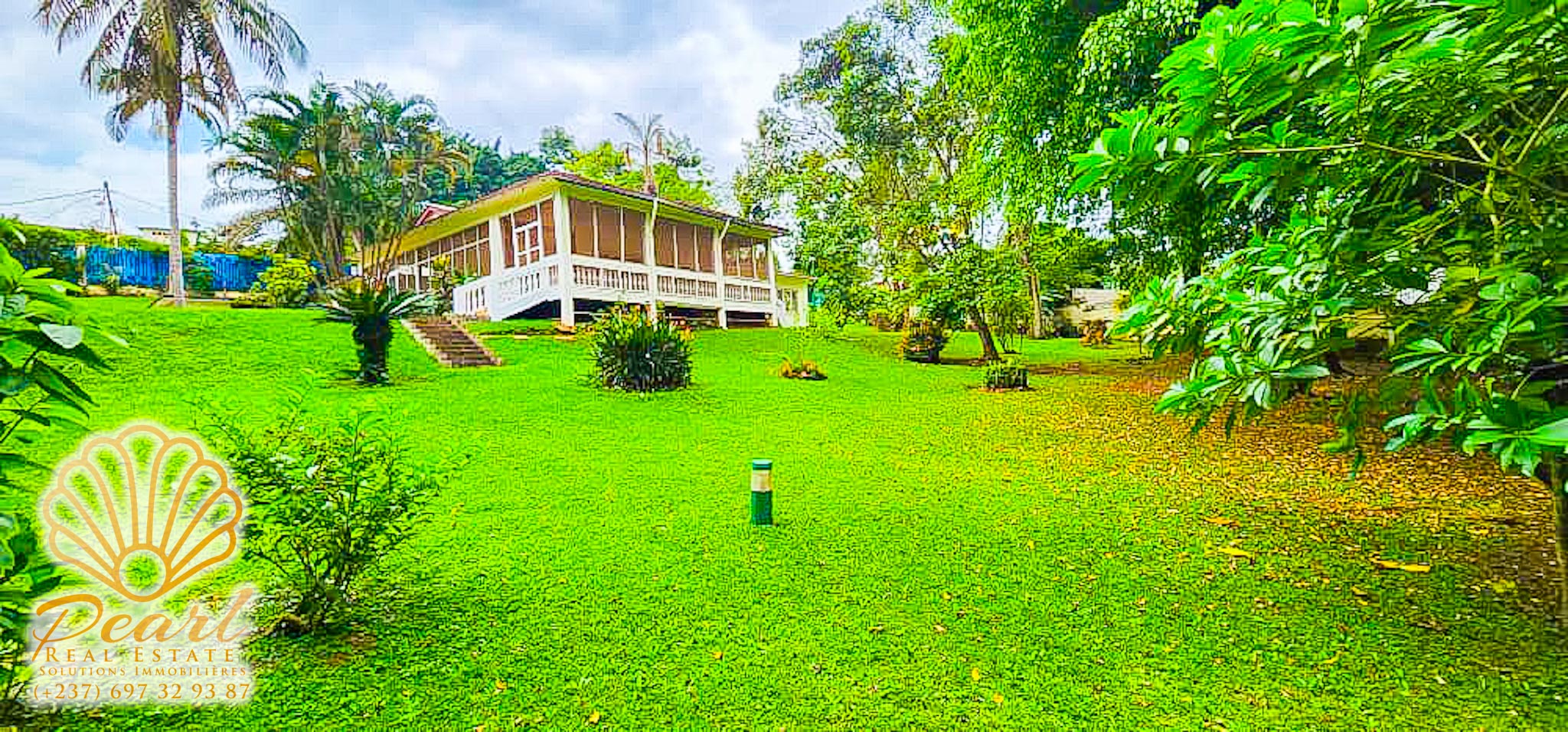 Maison (Villa) à louer - Yaoundé, Bastos, Carrefour Bastos - 1 salon(s), 4 chambre(s), 3 salle(s) de bains - 1 600 000 FCFA / mois