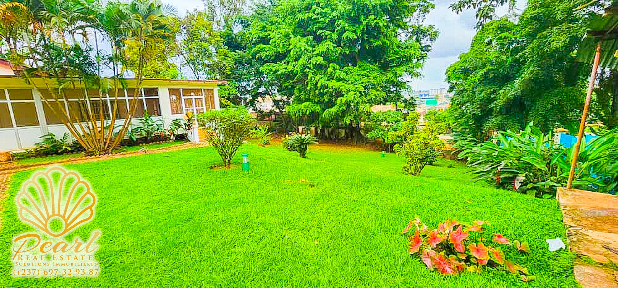 Maison (Villa) à louer - Yaoundé, Bastos, Carrefour Bastos - 1 salon(s), 4 chambre(s), 3 salle(s) de bains - 1 600 000 FCFA / mois