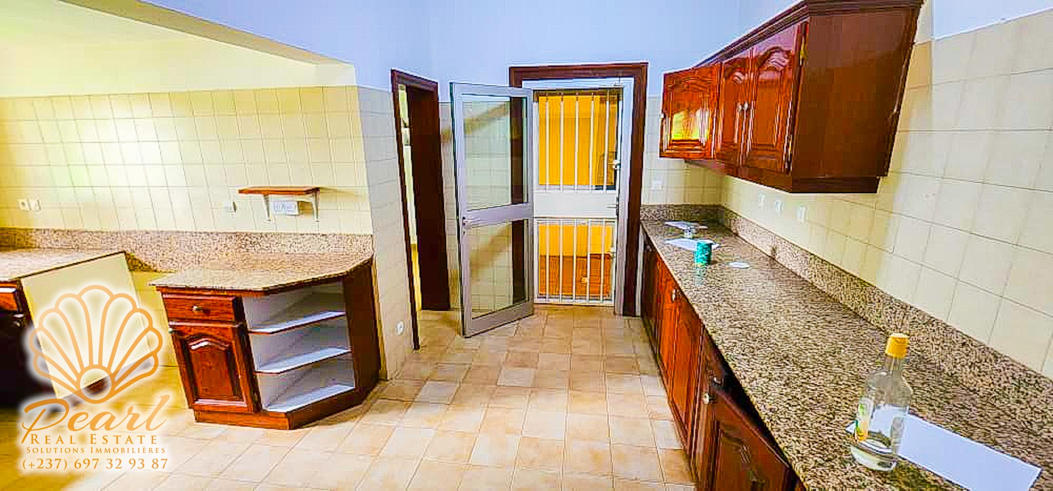 Maison (Villa) à louer - Yaoundé, Bastos, Carrefour Bastos - 1 salon(s), 4 chambre(s), 3 salle(s) de bains - 1 600 000 FCFA / mois