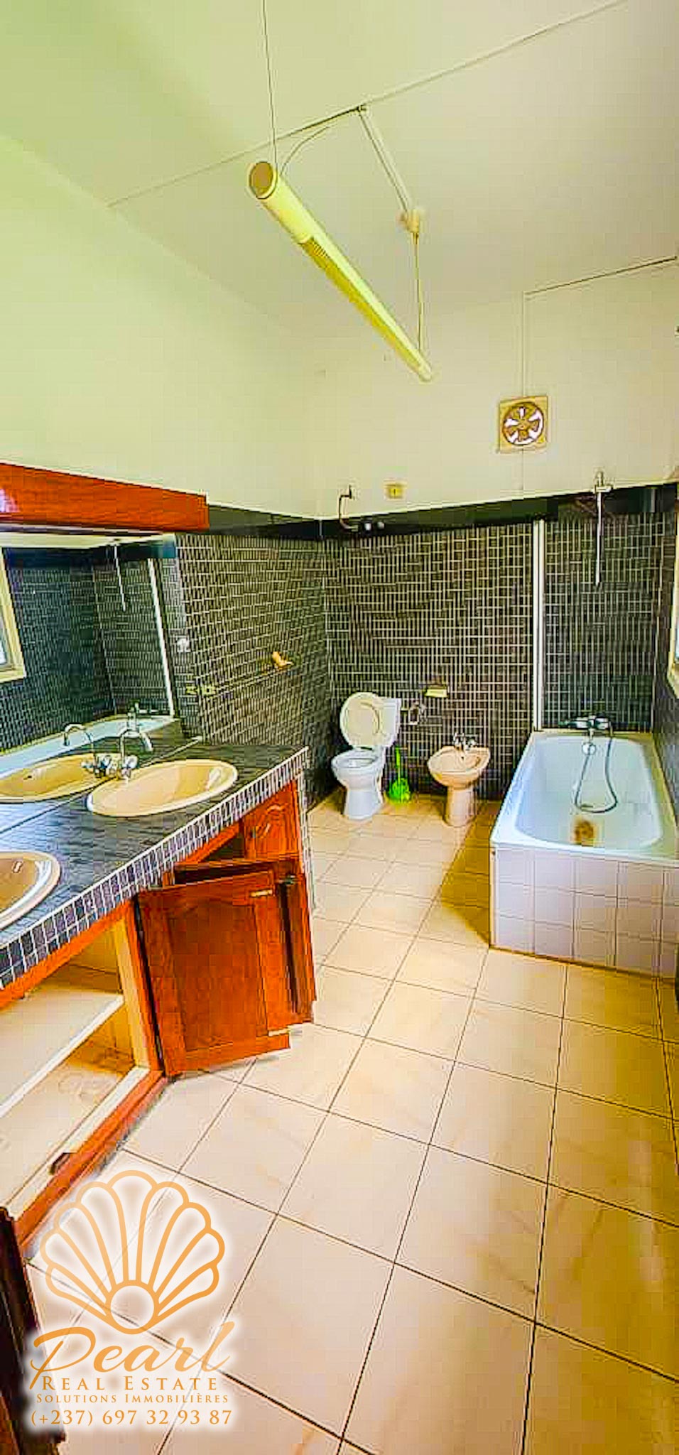 Maison (Villa) à louer - Yaoundé, Bastos, Carrefour Bastos - 1 salon(s), 4 chambre(s), 3 salle(s) de bains - 1 600 000 FCFA / mois