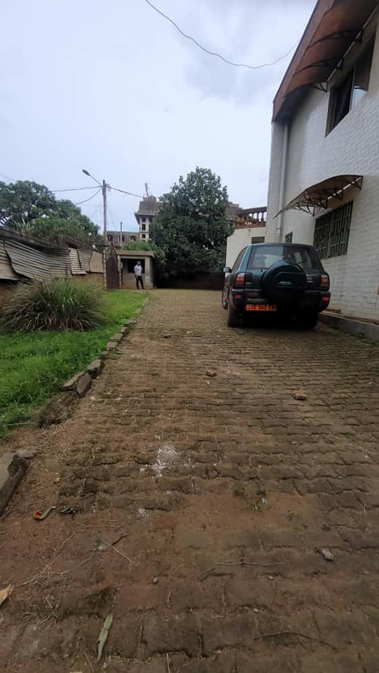 Maison (Duplex) à vendre - Yaoundé, Nsimeyong, shell - 2 salon(s), 8 chambre(s), 6 salle(s) de bains - 250 000 000 FCFA