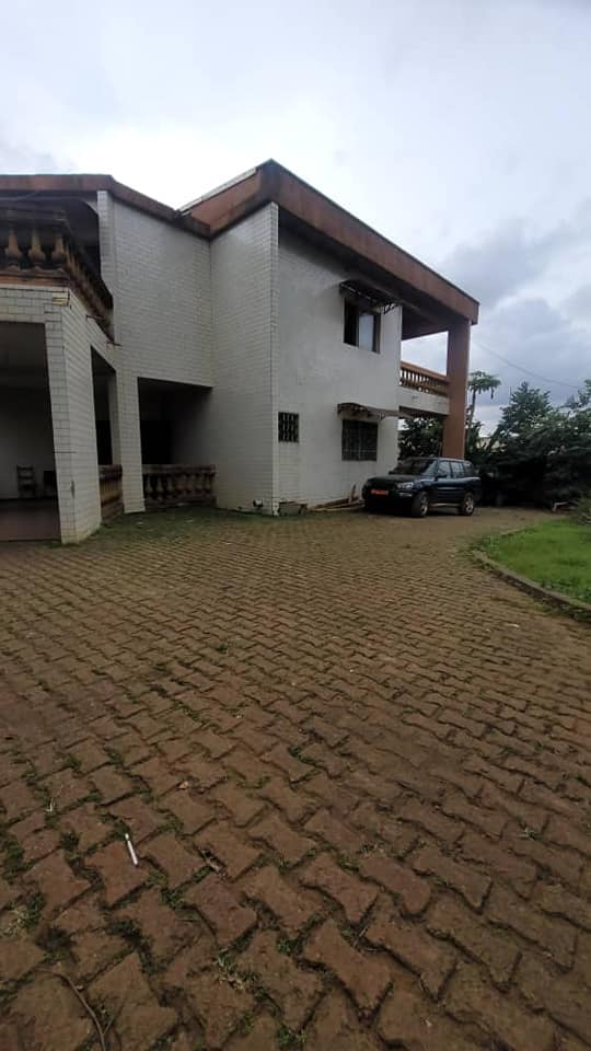 Maison (Duplex) à vendre - Yaoundé, Nsimeyong, shell - 2 salon(s), 8 chambre(s), 6 salle(s) de bains - 250 000 000 FCFA