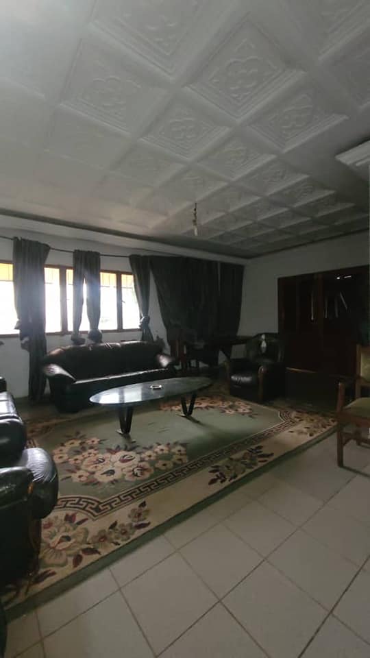 Maison (Duplex) à vendre - Yaoundé, Nsimeyong, shell - 2 salon(s), 8 chambre(s), 6 salle(s) de bains - 250 000 000 FCFA