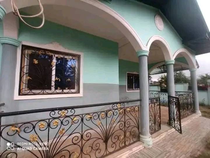 Maison (Villa) à vendre - Yaoundé, Ahala, awae - 2 salon(s), 5 chambre(s), 5 salle(s) de bains - 40 000 000 FCFA