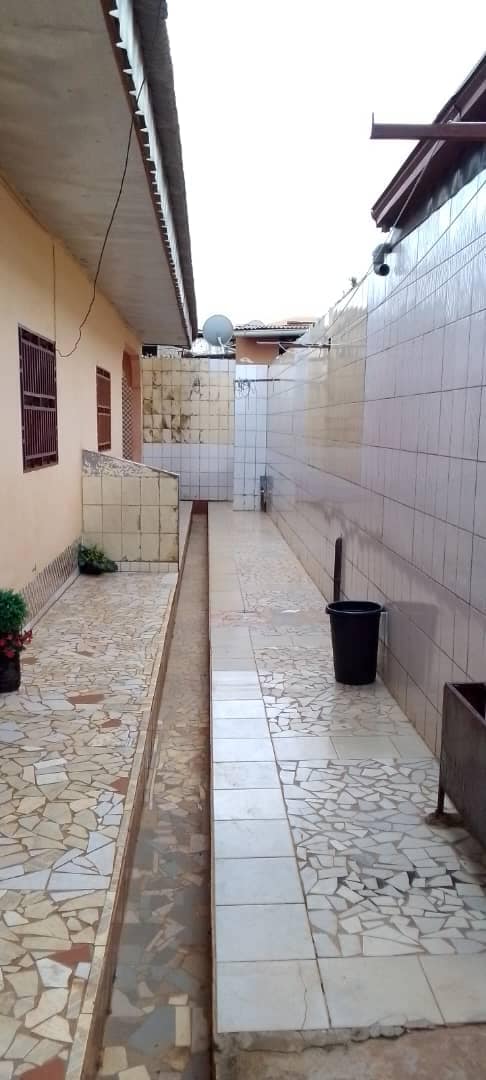 Maison (Villa) à vendre - Yaoundé, Eleveur, eleveur - 2 salon(s), 6 chambre(s), 5 salle(s) de bains - 70 000 000 FCFA