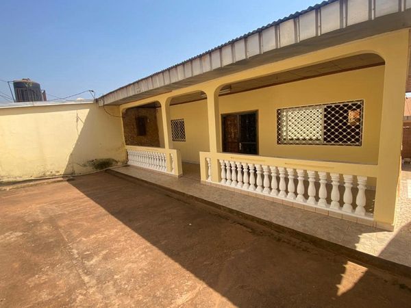 Maison (Villa) à vendre - Yaoundé, Eleveur, eleveur - 2 salon(s), 6 chambre(s), 5 salle(s) de bains - 70 000 000 FCFA