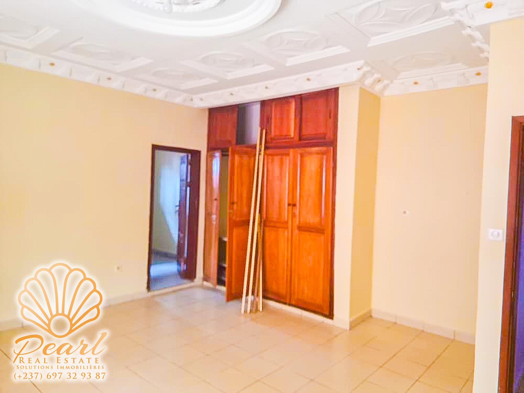 Maison (Villa) à louer - Yaoundé, Etoudi, En face du stade - 1 salon(s), 4 chambre(s), 4 salle(s) de bains - 300 000 FCFA / mois