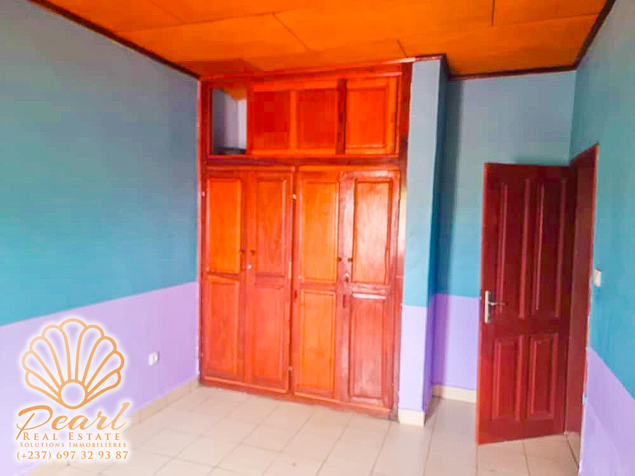 Maison (Villa) à louer - Yaoundé, Etoudi, En face du stade - 1 salon(s), 4 chambre(s), 4 salle(s) de bains - 300 000 FCFA / mois