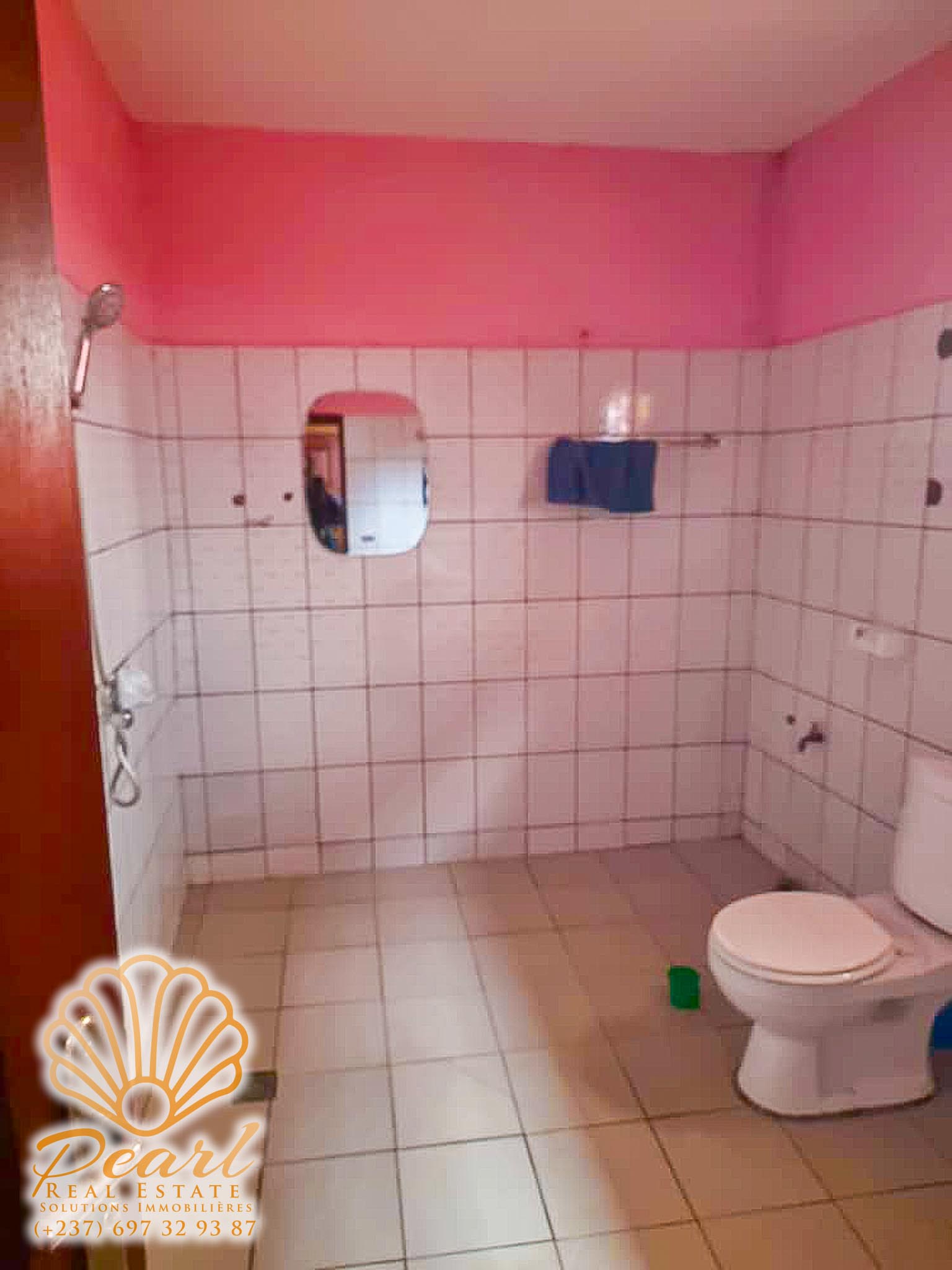 Maison (Villa) à louer - Yaoundé, Etoudi, En face du stade - 1 salon(s), 4 chambre(s), 4 salle(s) de bains - 300 000 FCFA / mois