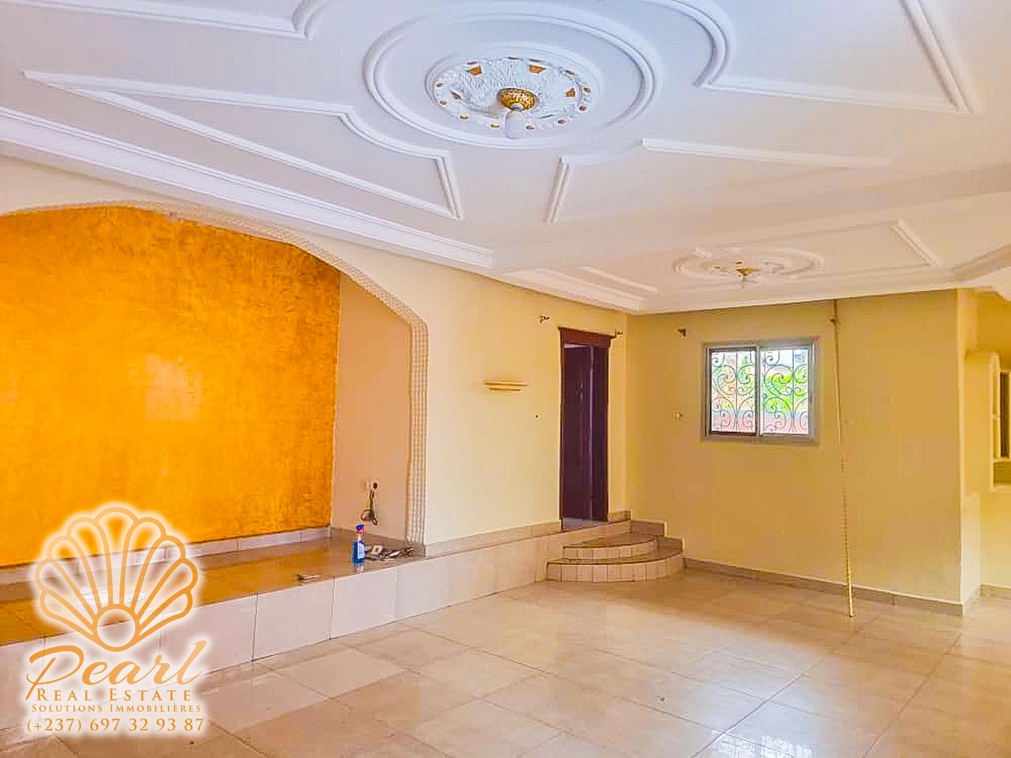 Maison (Villa) à louer - Yaoundé, Etoudi, En face du stade - 1 salon(s), 4 chambre(s), 4 salle(s) de bains - 300 000 FCFA / mois