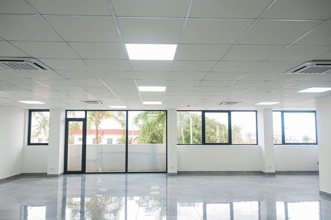 Office to rent at Yaoundé, Bastos, Bastos centre ( OPEN SPACE) - 187 m2 - 15 000 FCFA