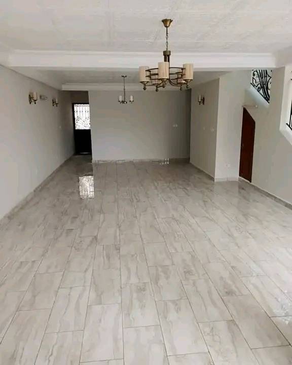 House (Duplex) to rent - Yaoundé, Mfandena, omnisport - 2 living room(s), 4 bedroom(s), 4 bathroom(s) - 700 000 FCFA / month