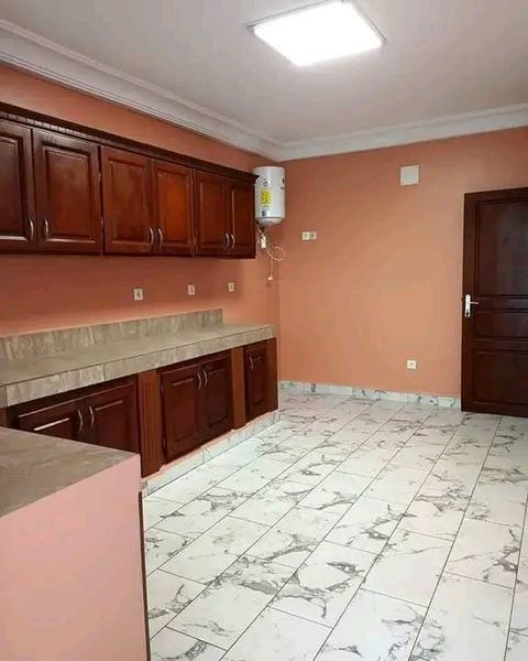House (Duplex) to rent - Yaoundé, Mfandena, omnisport - 2 living room(s), 4 bedroom(s), 4 bathroom(s) - 700 000 FCFA / month