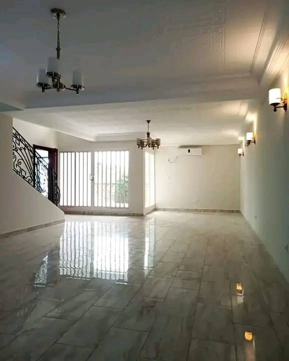House (Duplex) to rent - Yaoundé, Mfandena, omnisport - 2 living room(s), 4 bedroom(s), 4 bathroom(s) - 700 000 FCFA / month