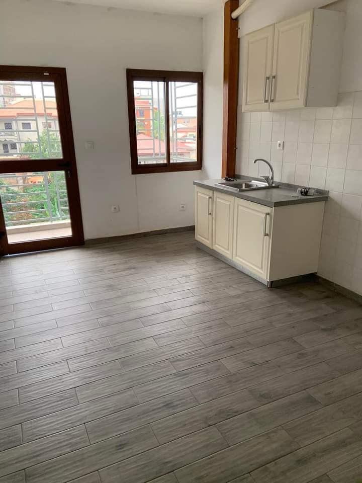 Appartement à louer - Yaoundé, Mfandena, omnisport - 1 salon(s), 2 chambre(s), 3 salle(s) de bains - 300 000 FCFA / mois