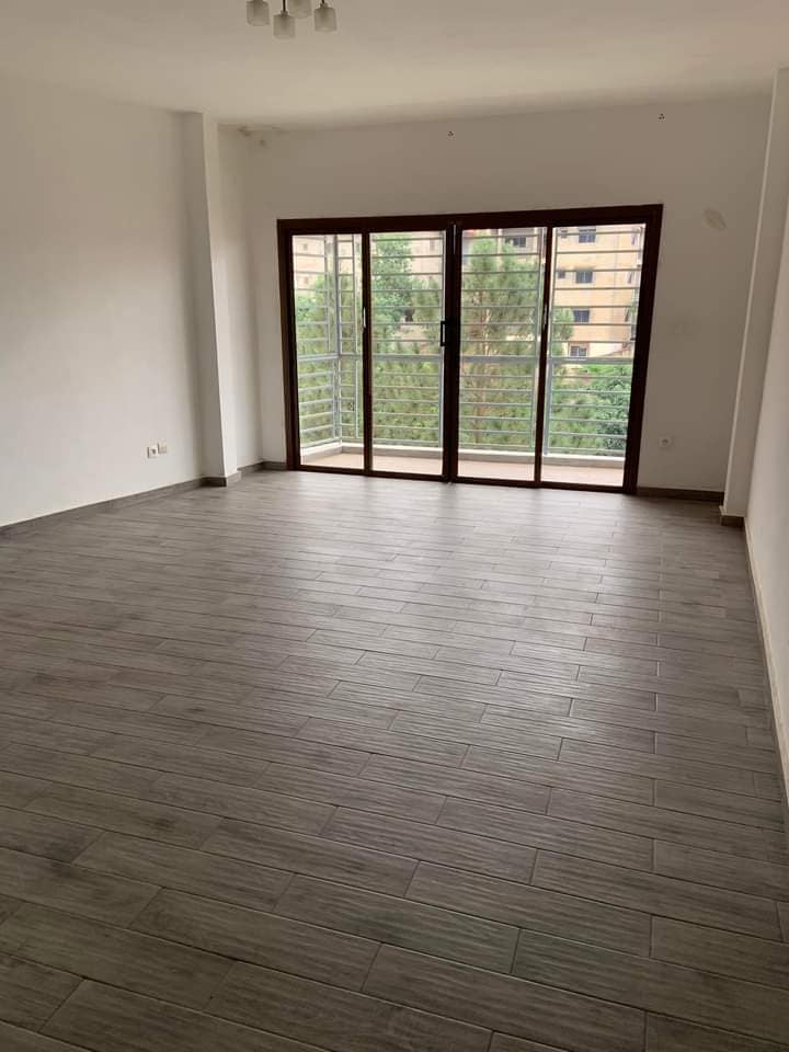 Appartement à louer - Yaoundé, Mfandena, omnisport - 1 salon(s), 2 chambre(s), 3 salle(s) de bains - 300 000 FCFA / mois