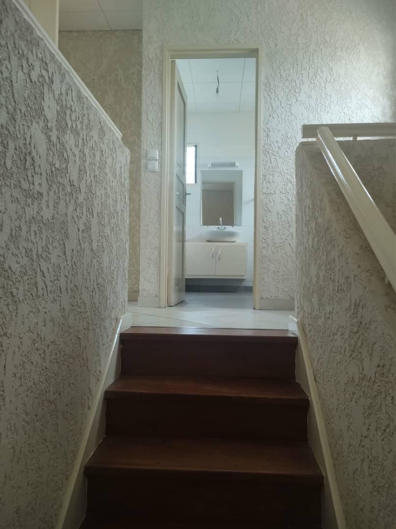 Maison (Duplex) à louer - Yaoundé, Odza, terminus odza - 2 salon(s), 4 chambre(s), 5 salle(s) de bains - 500 000 FCFA / mois