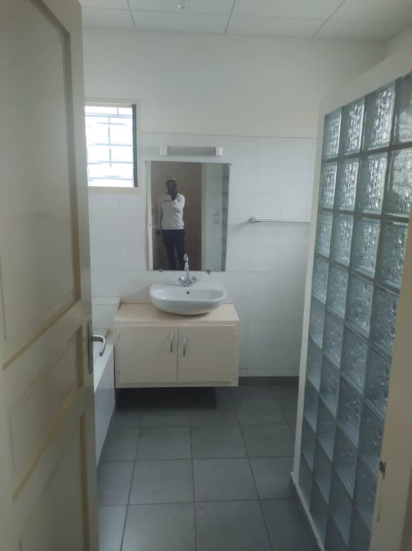 Maison (Duplex) à louer - Yaoundé, Odza, terminus odza - 2 salon(s), 4 chambre(s), 5 salle(s) de bains - 500 000 FCFA / mois