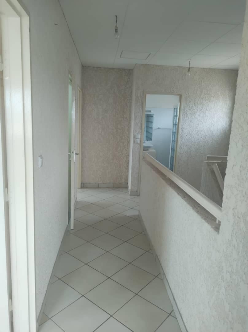 Maison (Duplex) à louer - Yaoundé, Odza, terminus odza - 2 salon(s), 4 chambre(s), 5 salle(s) de bains - 500 000 FCFA / mois