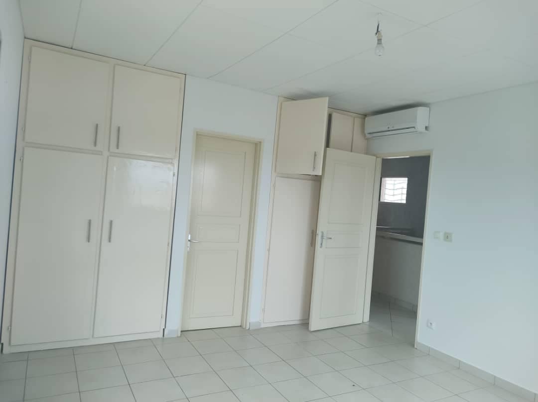 Maison (Duplex) à louer - Yaoundé, Odza, terminus odza - 2 salon(s), 4 chambre(s), 5 salle(s) de bains - 500 000 FCFA / mois