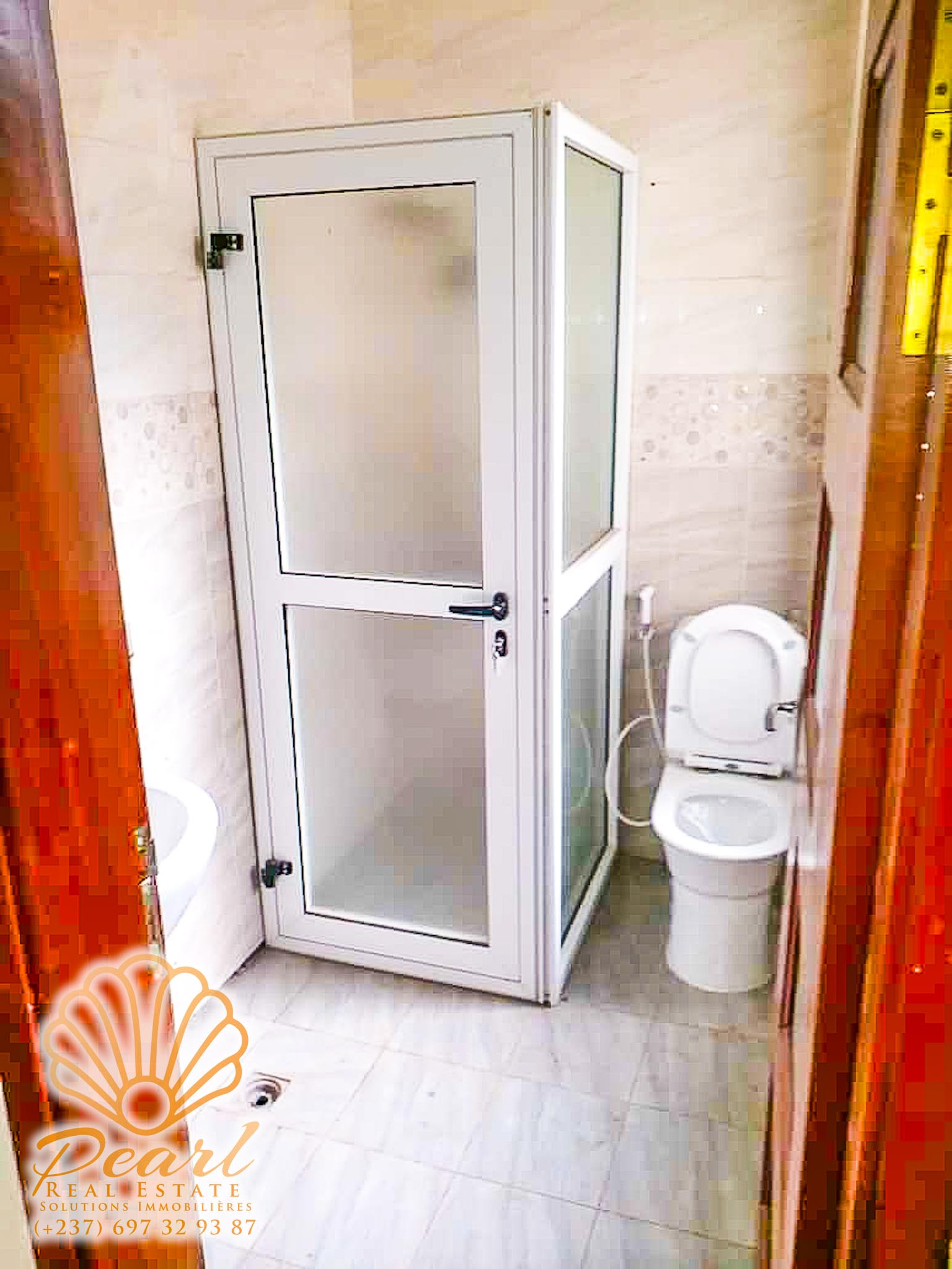 Appartement à louer - Yaoundé, Mbankolo, Tradex - 1 salon(s), 3 chambre(s), 4 salle(s) de bains - 500 000 FCFA / mois
