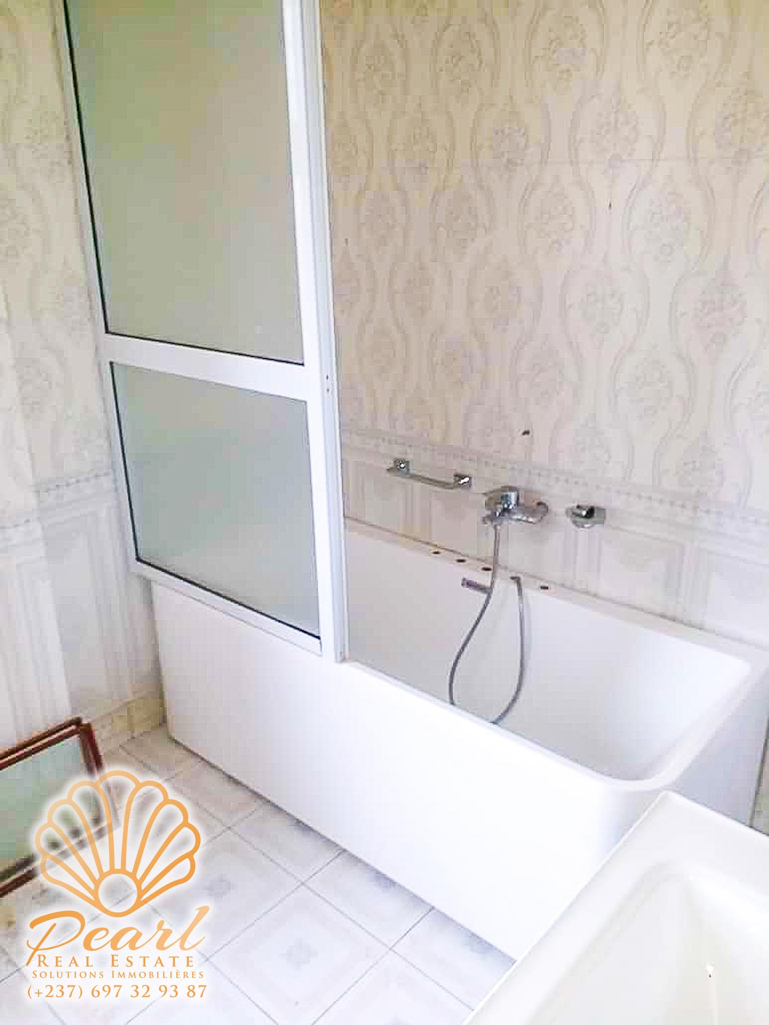 Appartement à louer - Yaoundé, Mbankolo, Tradex - 1 salon(s), 3 chambre(s), 4 salle(s) de bains - 500 000 FCFA / mois