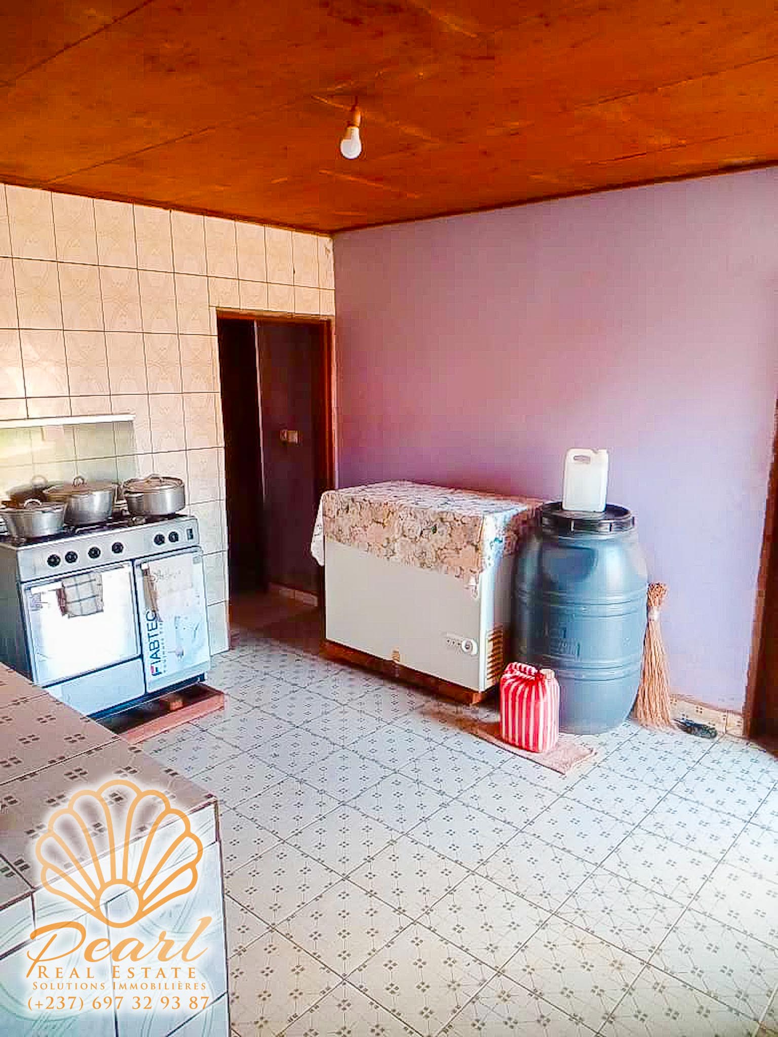 House (Villa) for sale - Yaoundé, Mimboman I, Chateau - 1 living room(s), 3 bedroom(s), 2 bathroom(s) - 60 000 000 FCFA / month