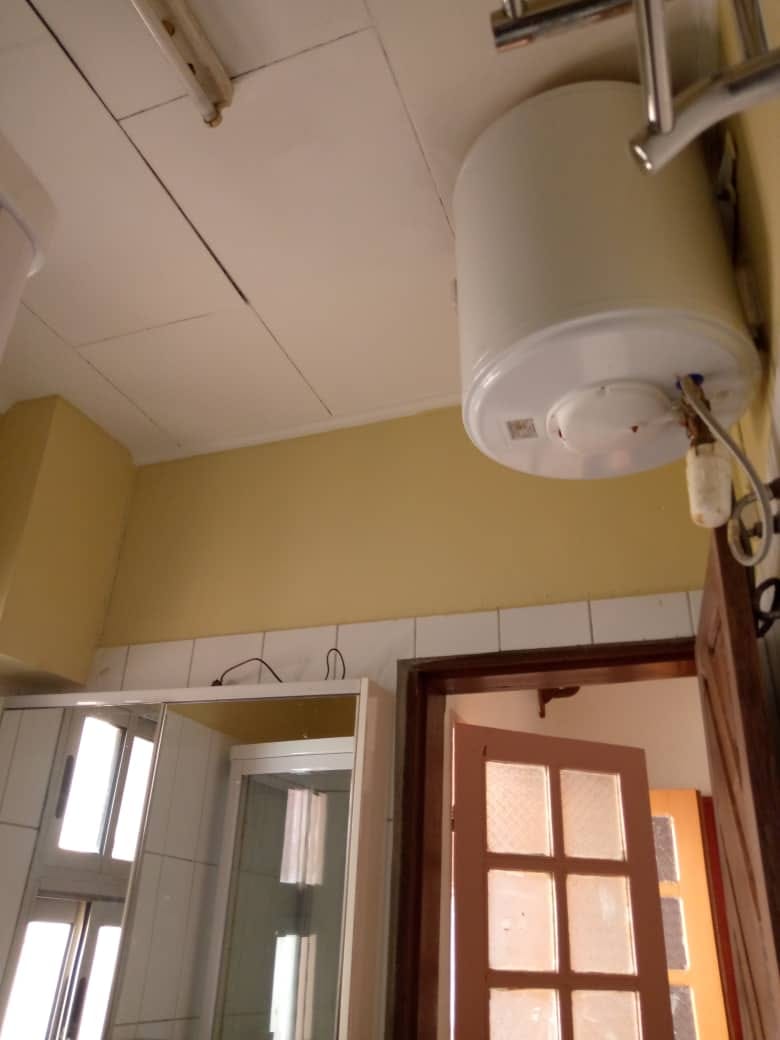 Apartment to rent - Yaoundé, Essos, titi garage - 1 living room(s), 3 bedroom(s), 3 bathroom(s) - 250 000 FCFA / month