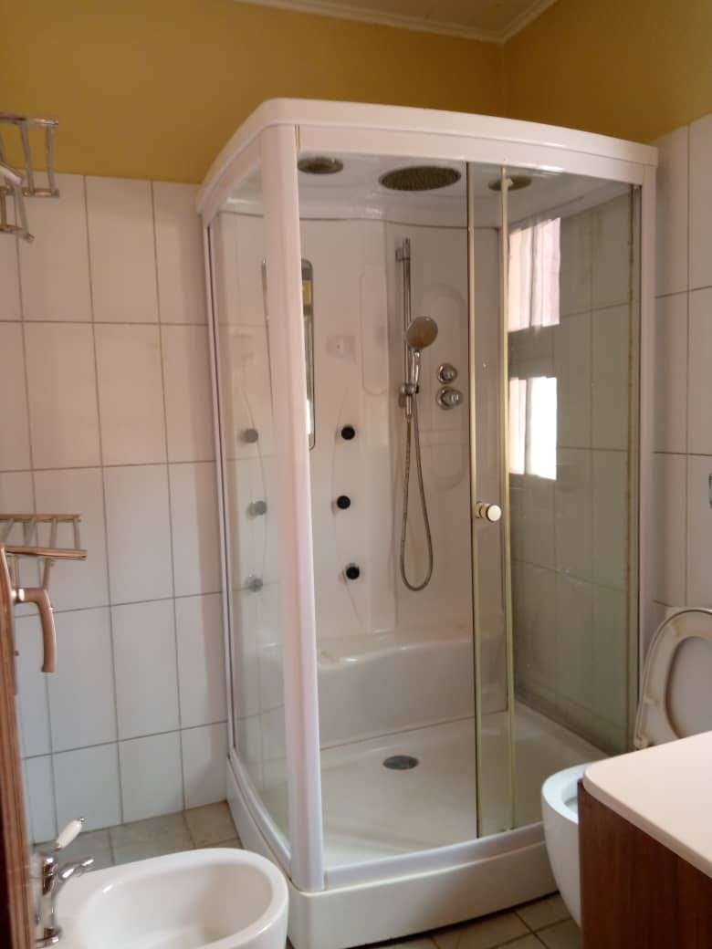 Apartment to rent - Yaoundé, Essos, titi garage - 1 living room(s), 3 bedroom(s), 3 bathroom(s) - 250 000 FCFA / month