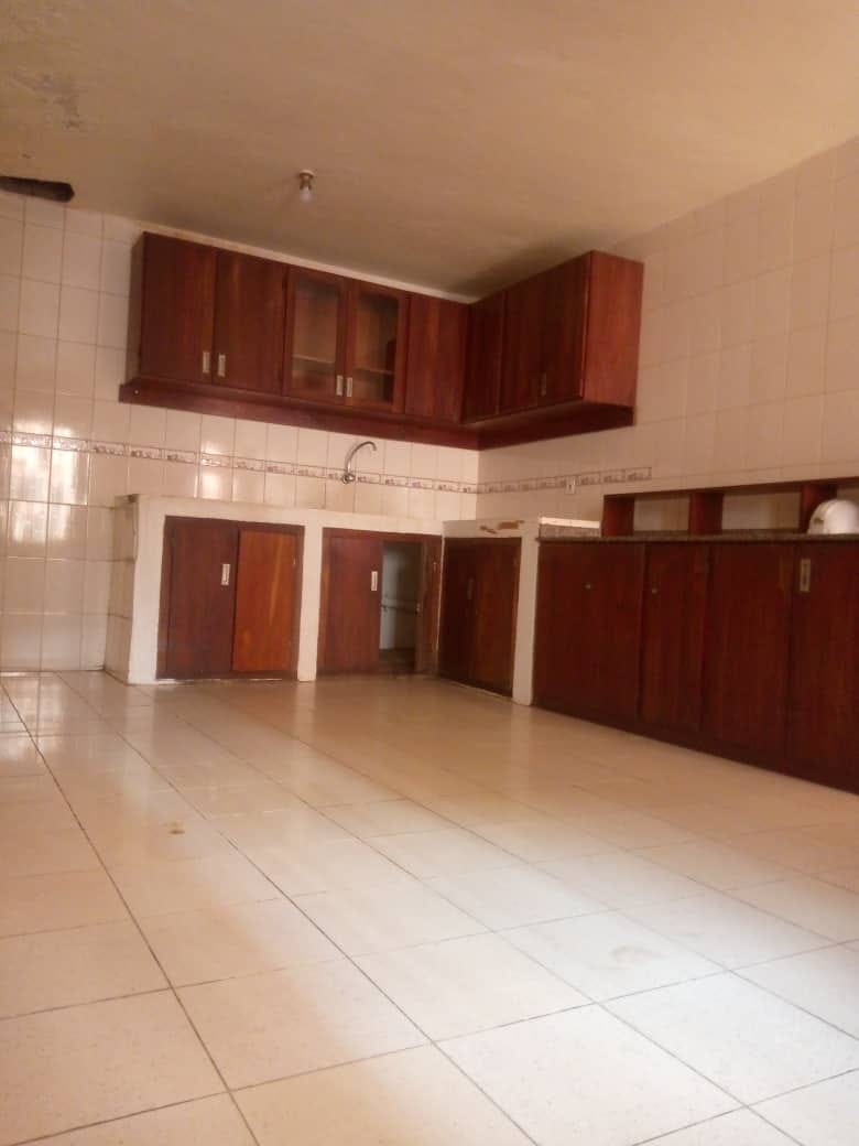 Apartment to rent - Yaoundé, Essos, titi garage - 1 living room(s), 3 bedroom(s), 3 bathroom(s) - 250 000 FCFA / month