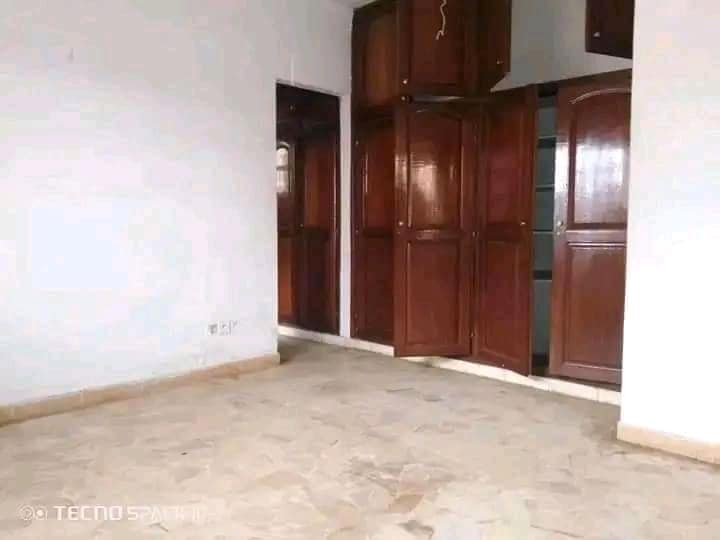 Apartment to rent - Yaoundé, Essos, titi garage - 1 living room(s), 3 bedroom(s), 3 bathroom(s) - 250 000 FCFA / month