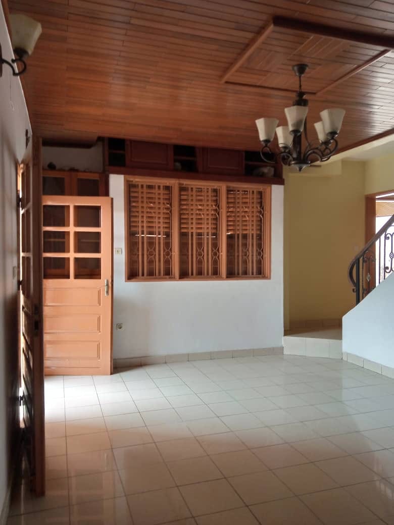 Apartment to rent - Yaoundé, Essos, titi garage - 1 living room(s), 3 bedroom(s), 3 bathroom(s) - 250 000 FCFA / month