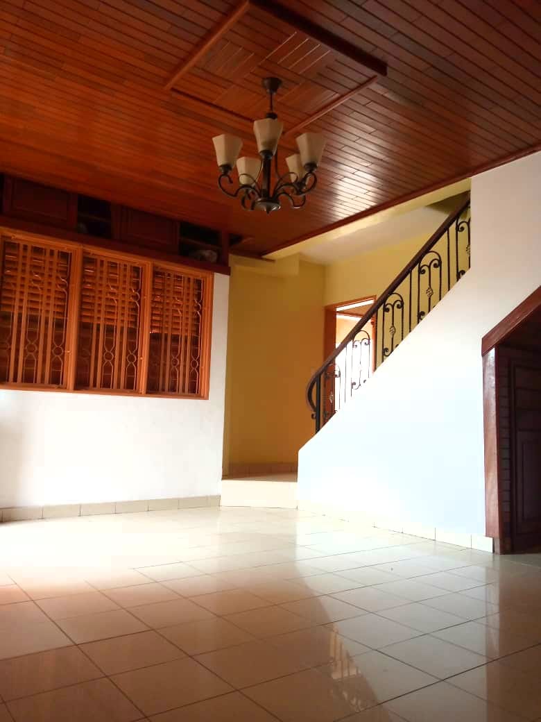 Apartment to rent - Yaoundé, Essos, titi garage - 1 living room(s), 3 bedroom(s), 3 bathroom(s) - 250 000 FCFA / month