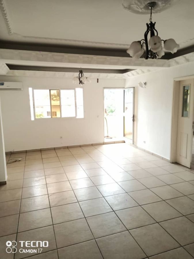 Apartment to rent - Douala, Bonapriso, Bonapriso - 1 living room(s), 3 bedroom(s), 2 bathroom(s) - 750 000 FCFA / month
