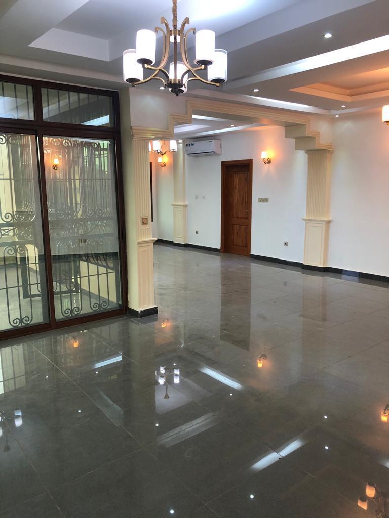 Apartment to rent - Yaoundé, Bastos, Bastos centre - 1 living room(s), 3 bedroom(s), 4 bathroom(s) - 1 500 000 FCFA / month