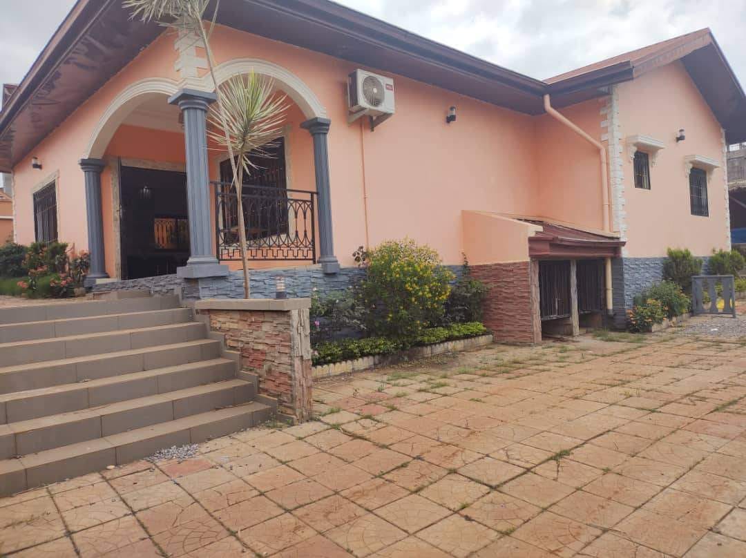 Maison (Villa) à vendre - Yaoundé, Odza, odza - 2 salon(s), 4 chambre(s), 4 salle(s) de bains - 70 000 000 FCFA