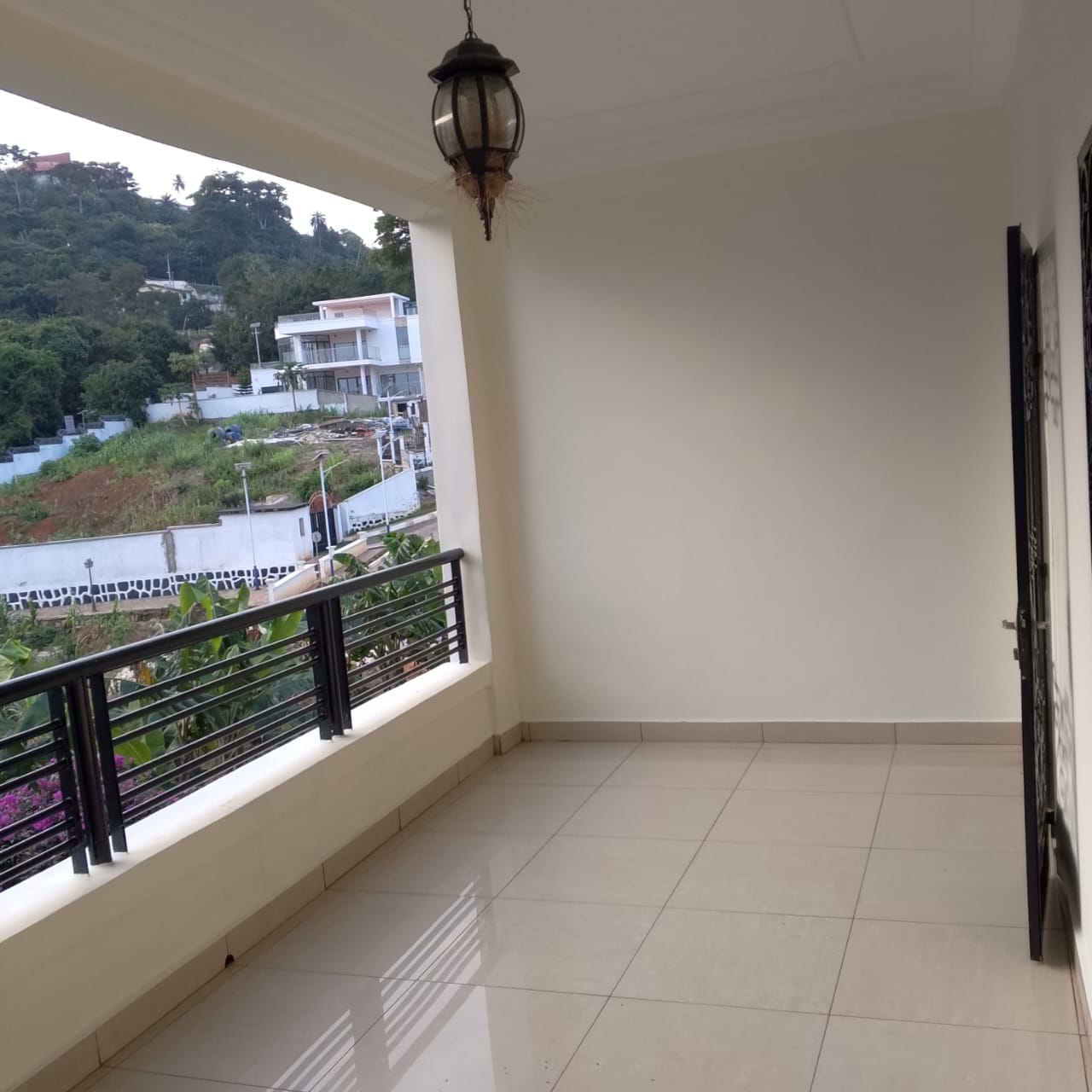 Apartment to rent - Yaoundé, Bastos, golf - 1 living room(s), 2 bedroom(s), 3 bathroom(s) - 650 000 FCFA / month