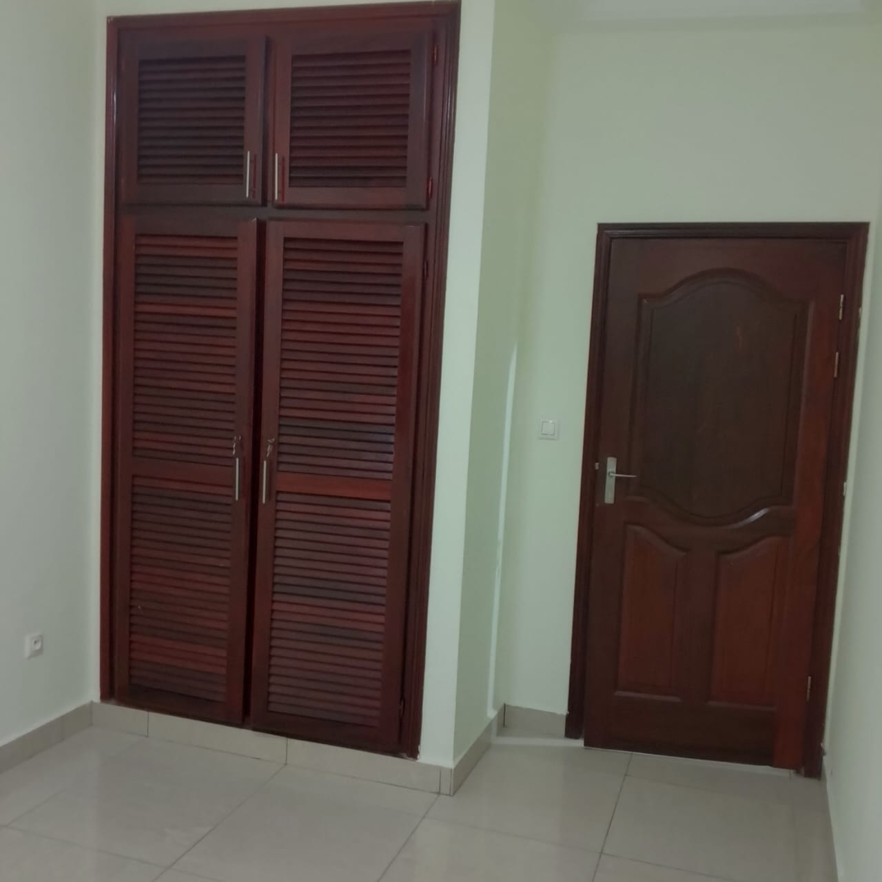 Apartment to rent - Yaoundé, Bastos, golf - 1 living room(s), 2 bedroom(s), 3 bathroom(s) - 650 000 FCFA / month